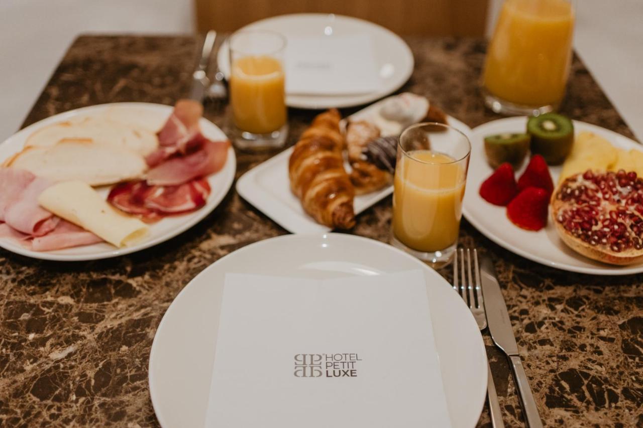 Hotel Petit Luxe Тераса Екстериор снимка