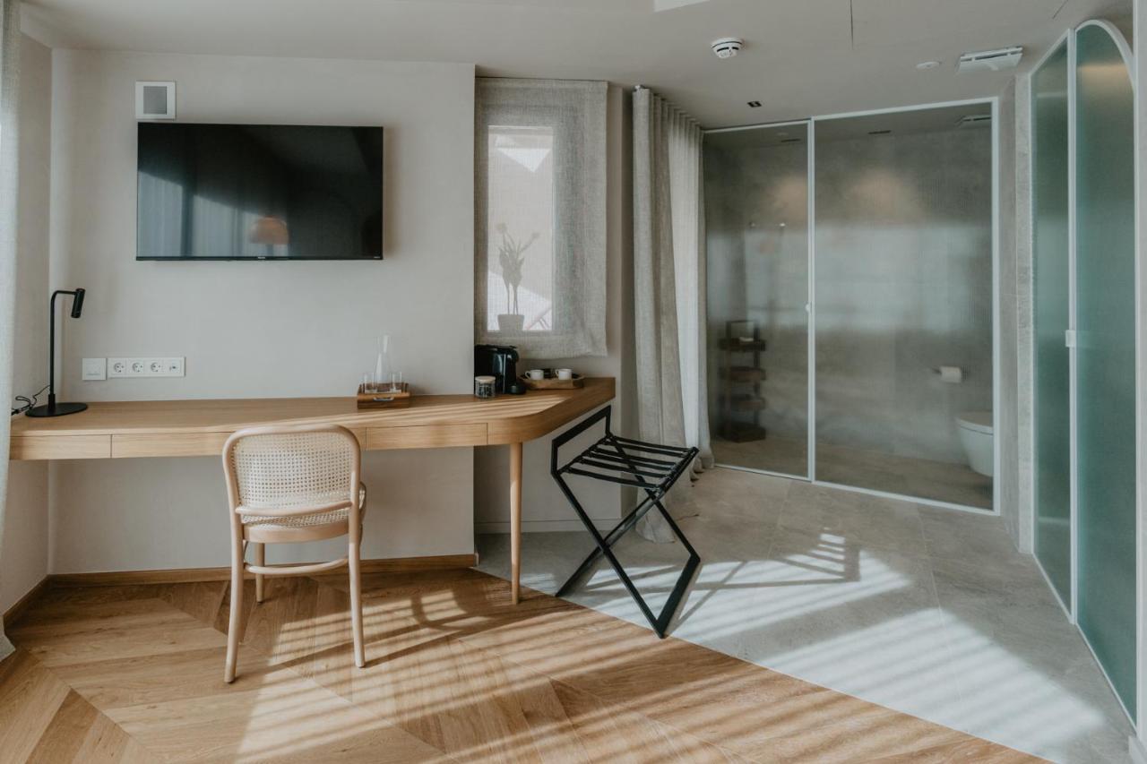 Hotel Petit Luxe Тераса Екстериор снимка