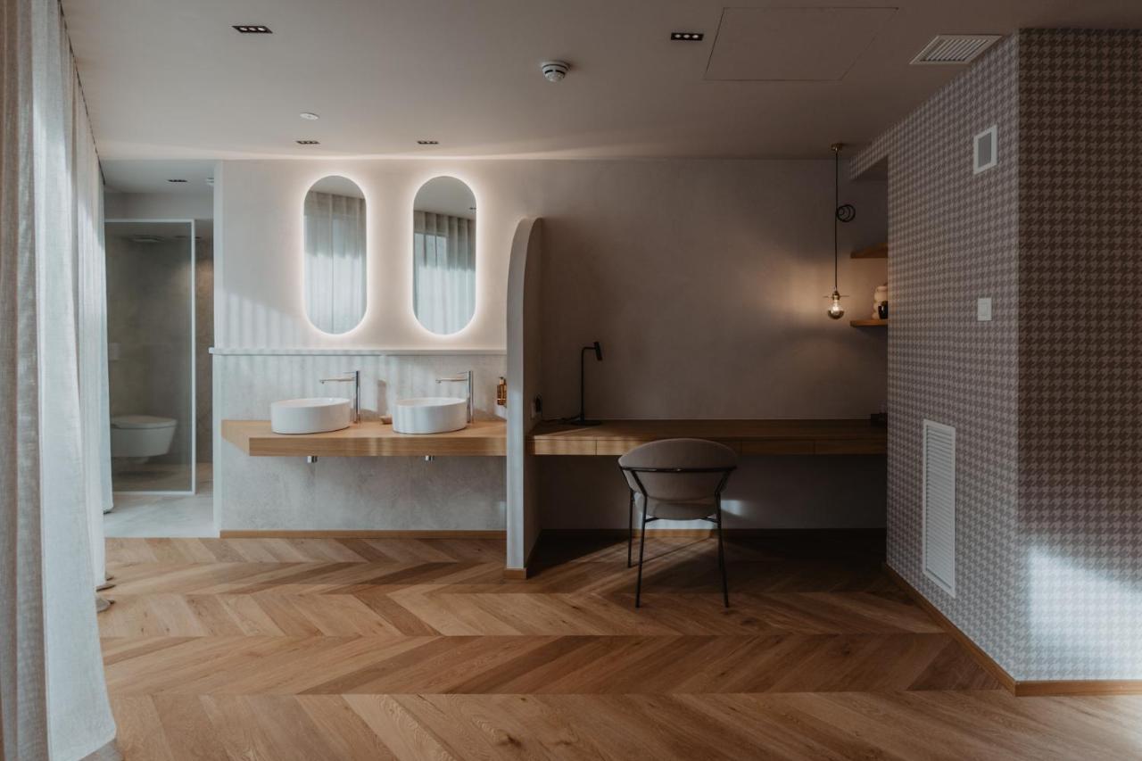 Hotel Petit Luxe Тераса Екстериор снимка
