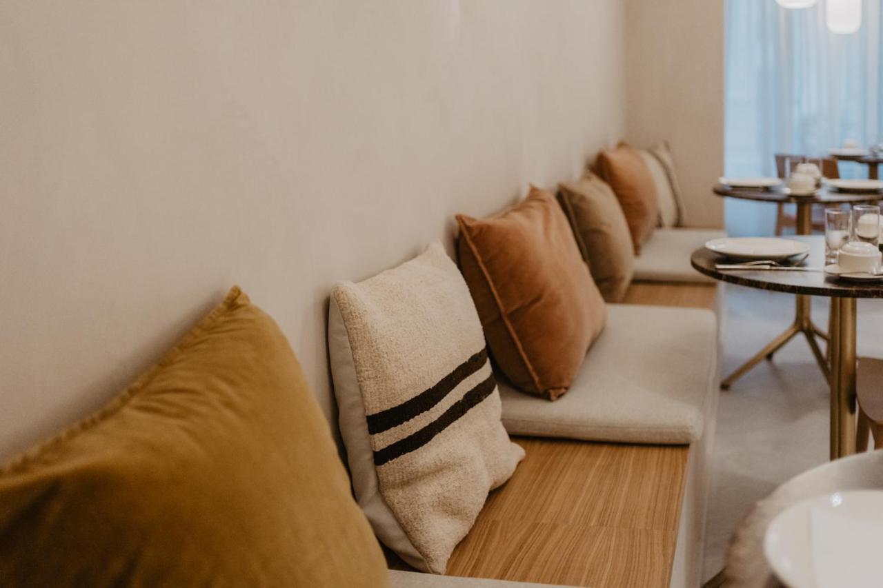 Hotel Petit Luxe Тераса Екстериор снимка