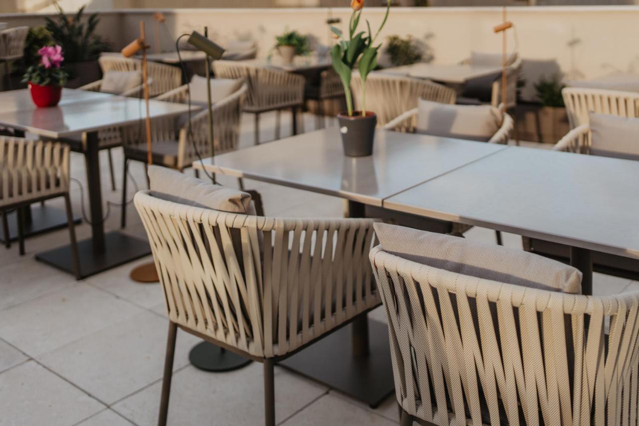 Hotel Petit Luxe Тераса Екстериор снимка
