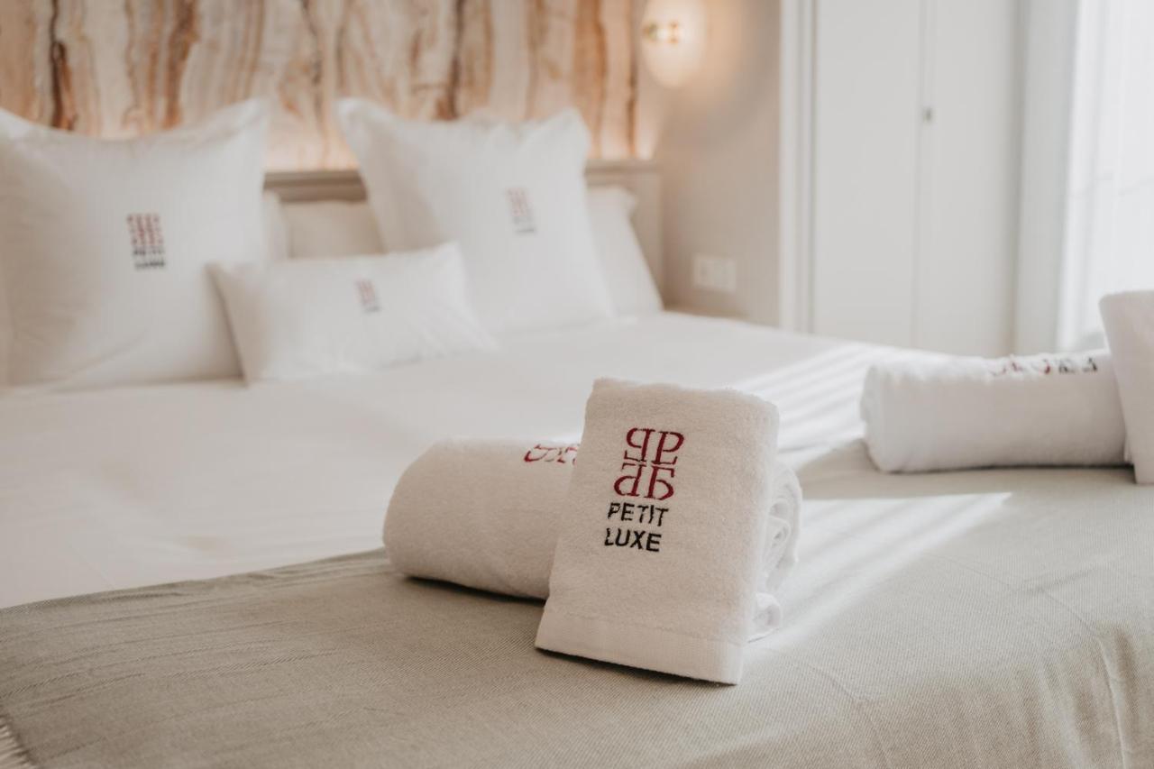 Hotel Petit Luxe Тераса Екстериор снимка