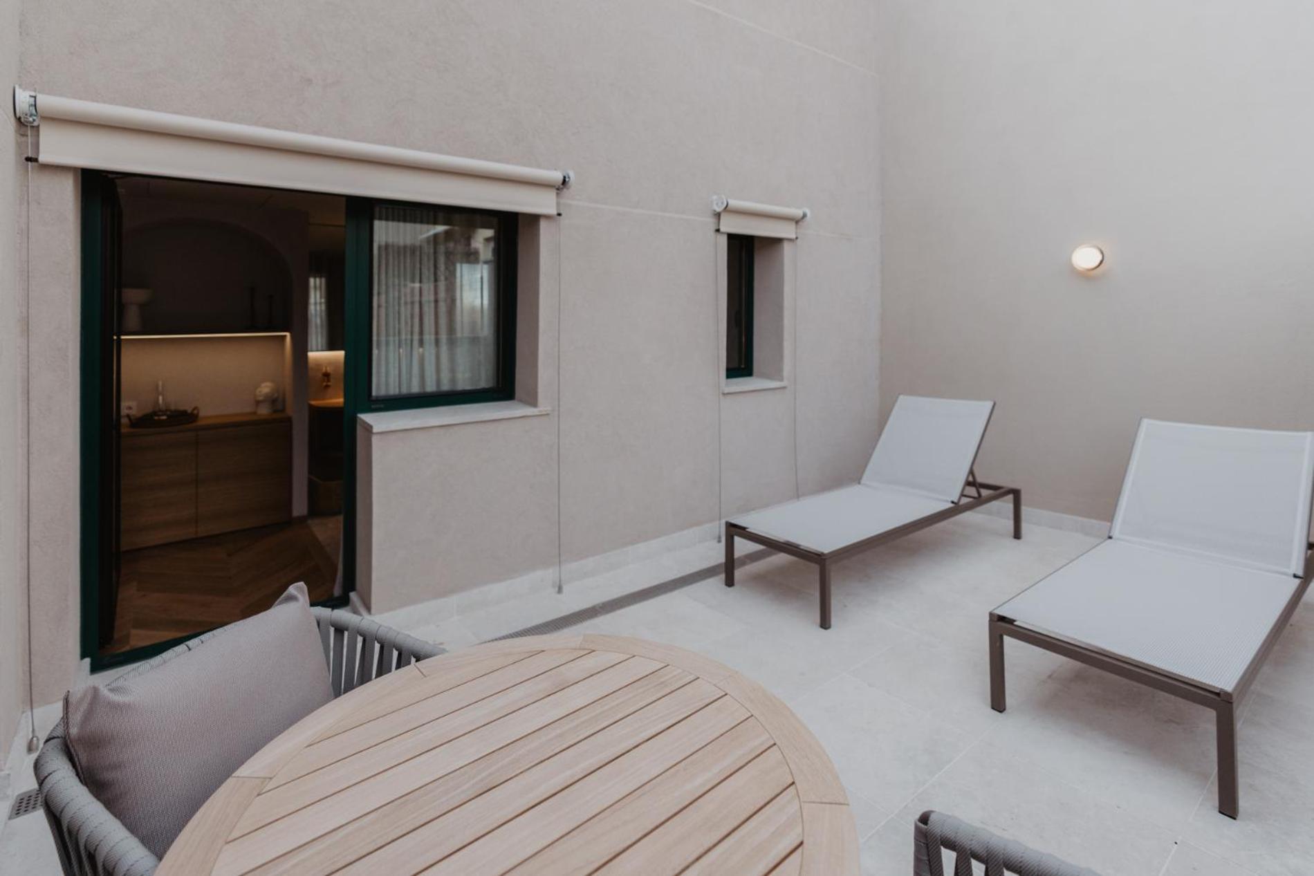 Hotel Petit Luxe Тераса Екстериор снимка