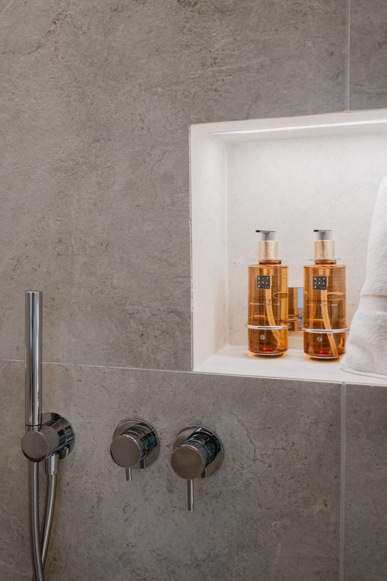 Hotel Petit Luxe Тераса Екстериор снимка